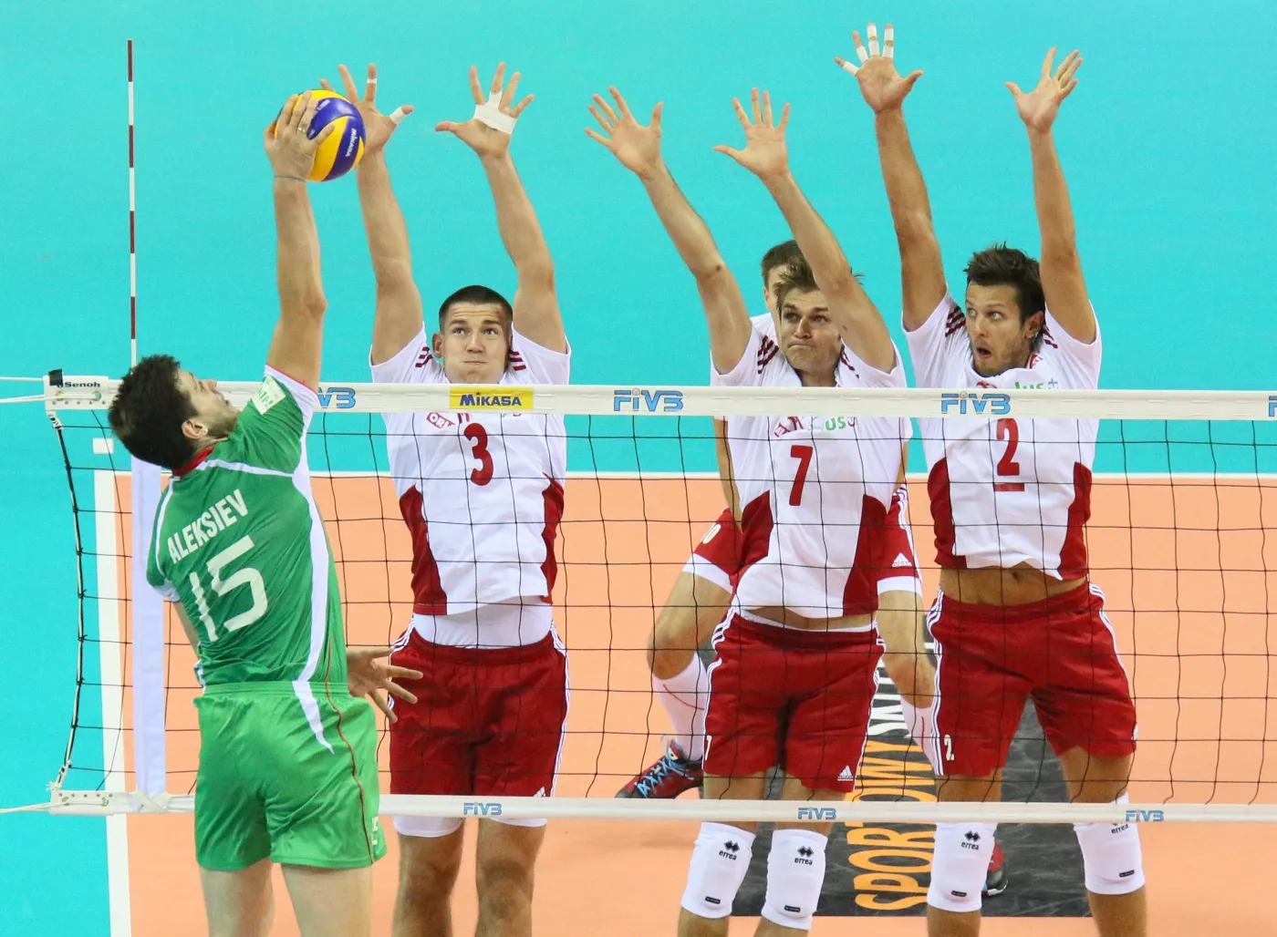Bułagr Todor Aleksiev(L) atakuje po bloku Polaków - Dawida Konarskiego (2-L), Karola Kłosa i Michała Winiarskiego (P) podczas meczu siatkarskiego 12. Memoriału Huberta Jerzego Wagnera rozgrywanego w Kraków Arenie