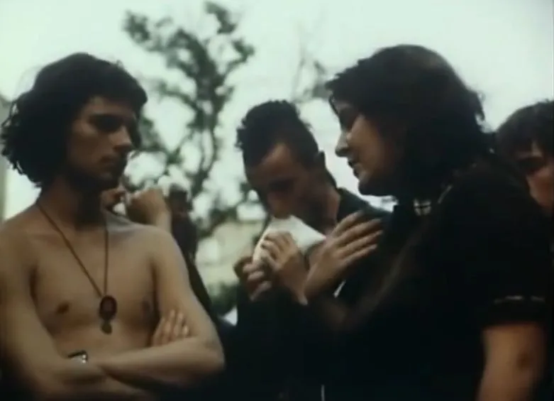 Kadr z filmu "Środa w Jarocinie". Kim jest młoda dziewczyna?