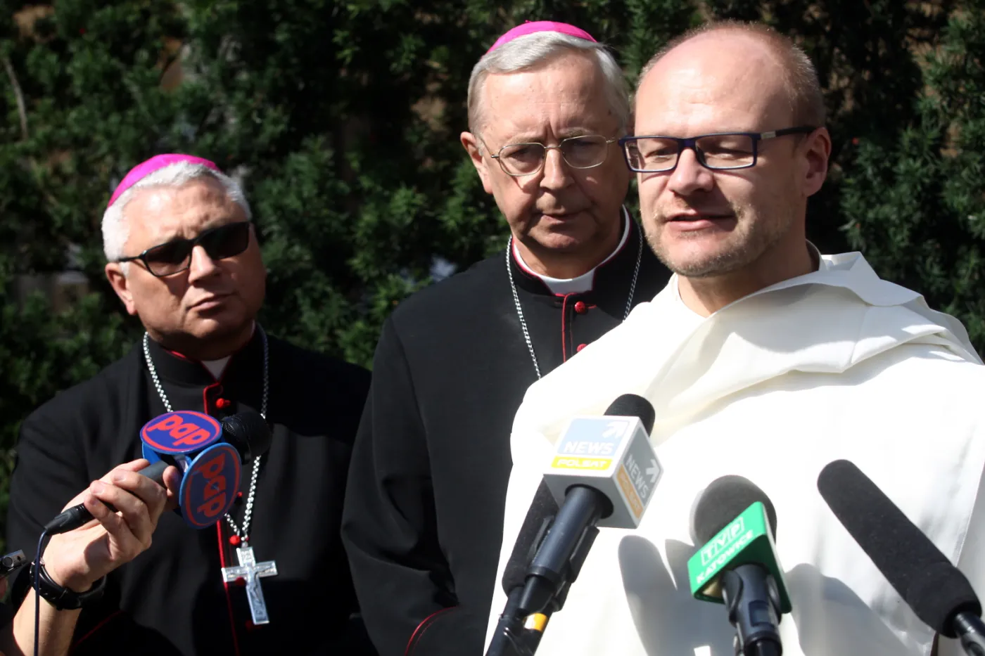 Od lewej: sekretarz generalny KEP bp Artur Miziński, metropolita poznański, przewodniczący Konferencji Episkopatu Polski abp Stanisław Gądecki, rzecznik jasnogórskiego klasztoru o. Robert Jasiulewicz podczas konferencji prasowej w trakcie sesji Rady Biskupów Diecezjalnych na Jasnej Górze w Częstochowie