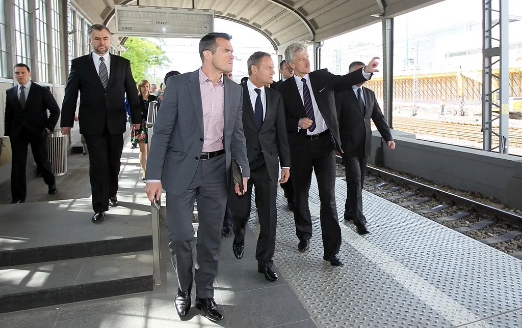 Sławomir Nowak i Donald Tusk na dworcu kolejowym w Poznaniu