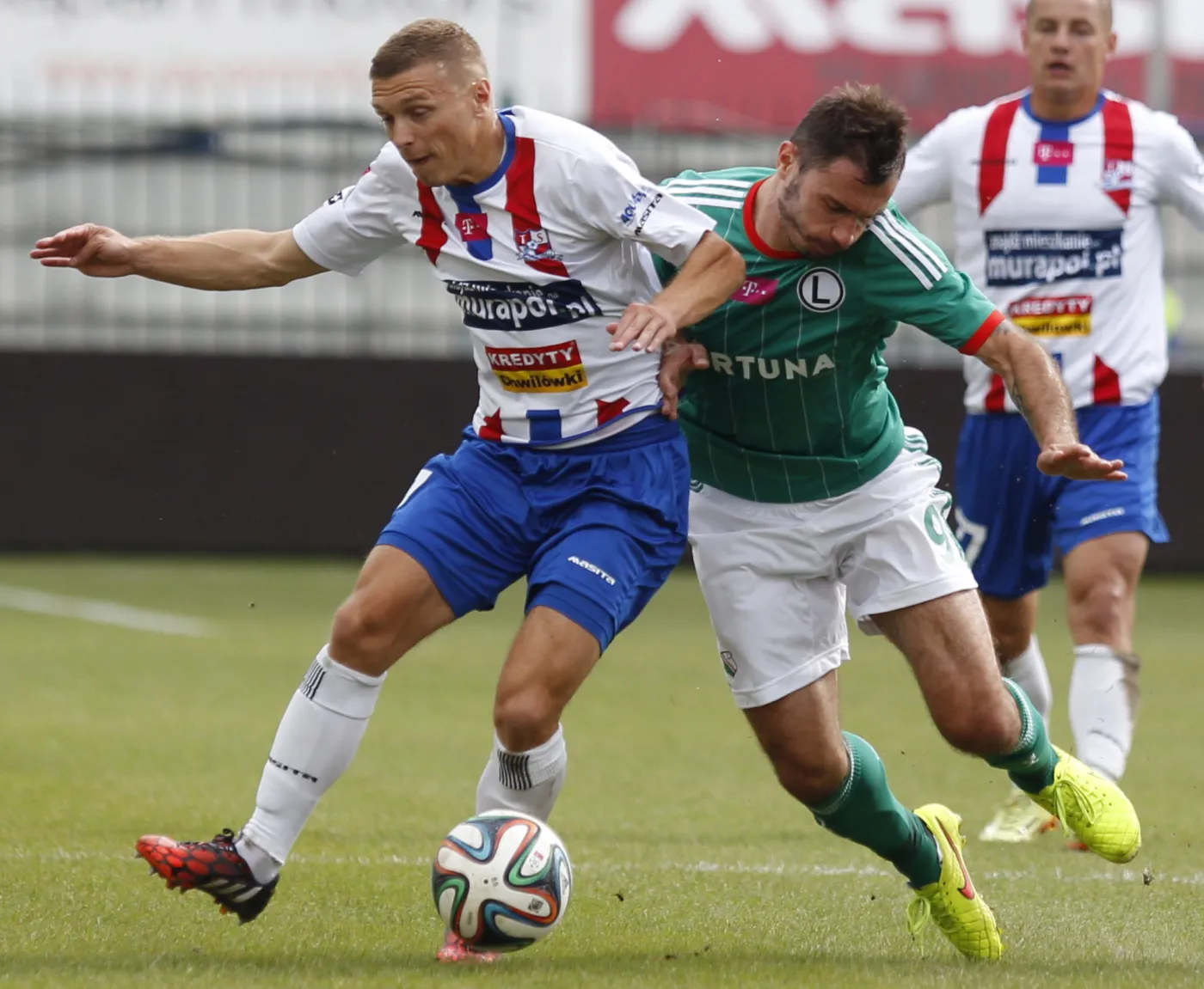 Maciej Iwański (L) z Podbeskidzia Bielsko-Biała walczy o piłkę z Orlando Sa z Legii Warszawa