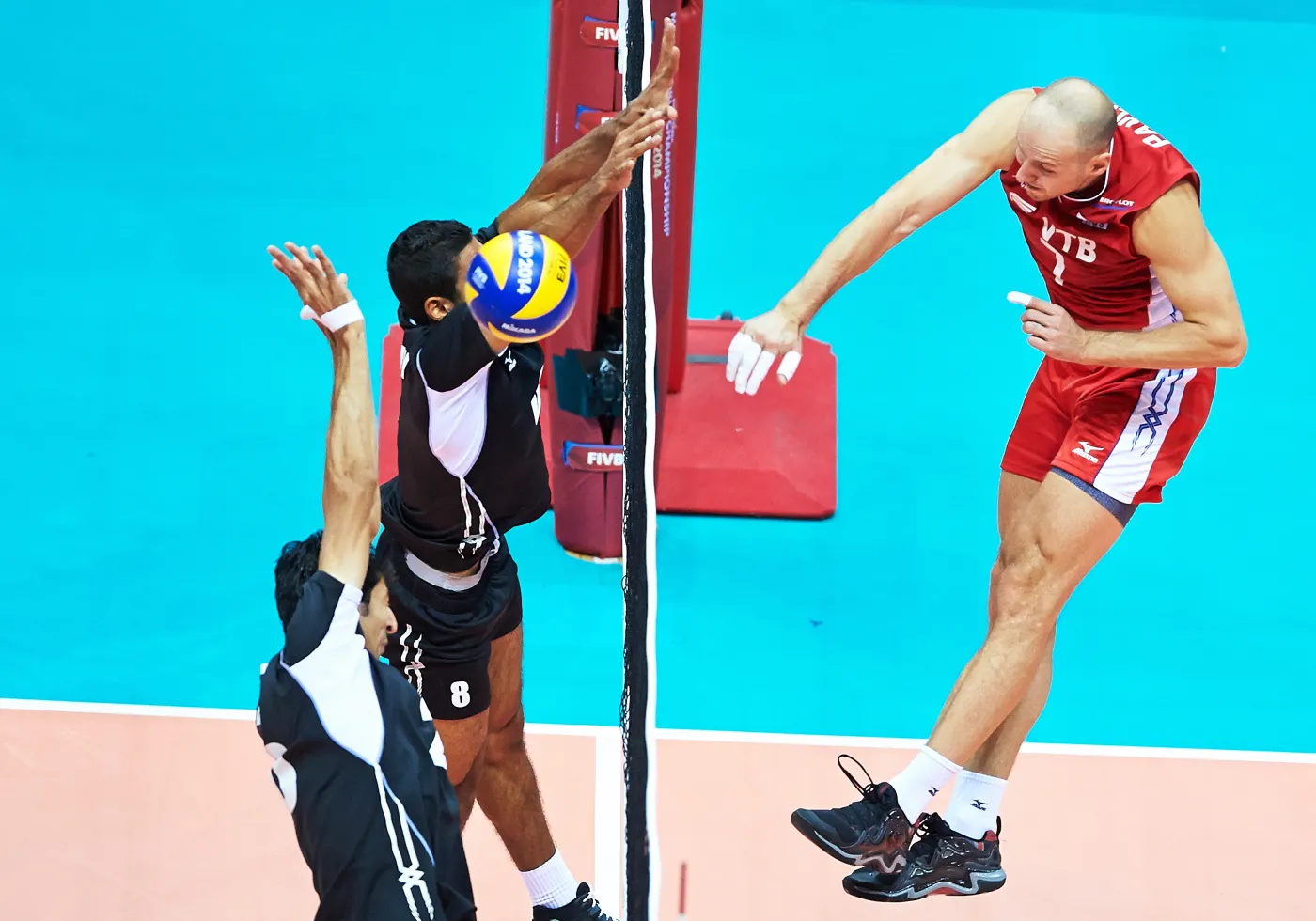 Rosjanin Nikolay Pavlov (P) oraz Egipcjanie Abd Elhalim (L) i Mohamed Thakil (C) podczas meczu grupy C mistrzostw świata siatkarzy w Gdańsku