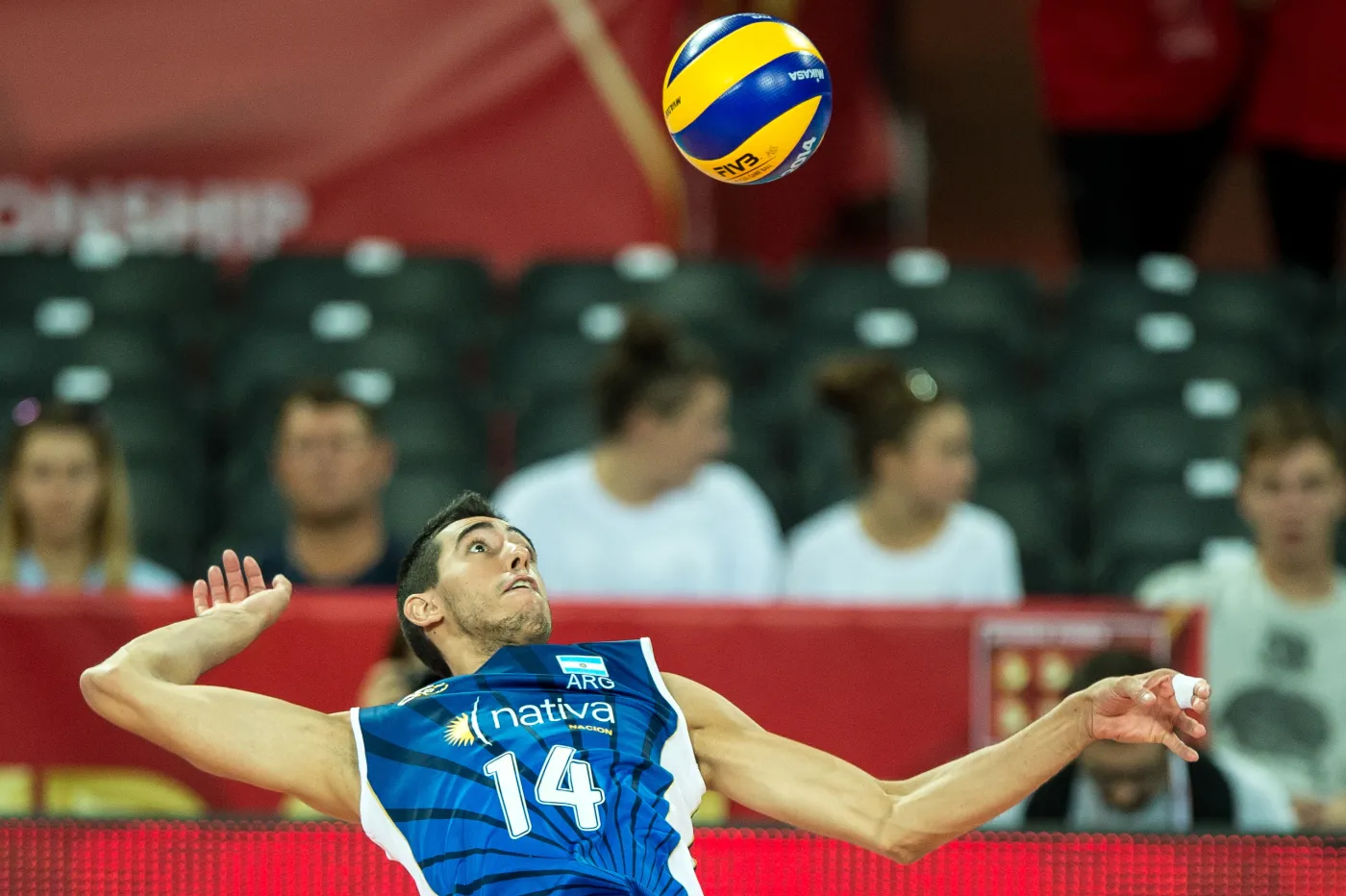 Argentyńczyk Pablo Crer atakuje na stronę Kameruńczyków podczas meczu grupy A mistrzostw świata siatkarzy