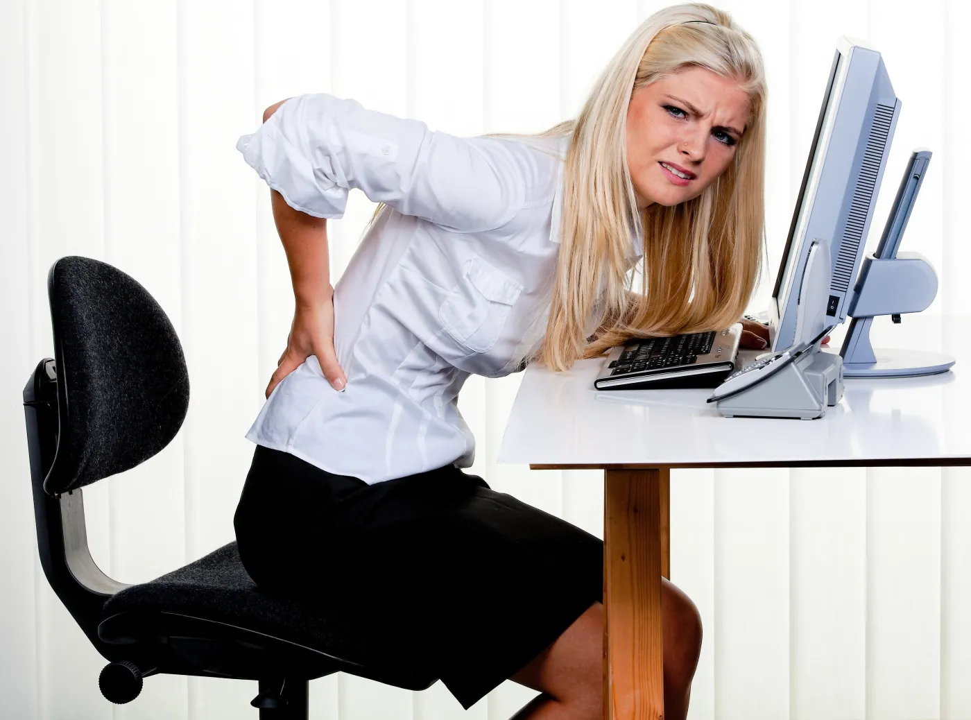 Kobieta siedzi przy komputerze