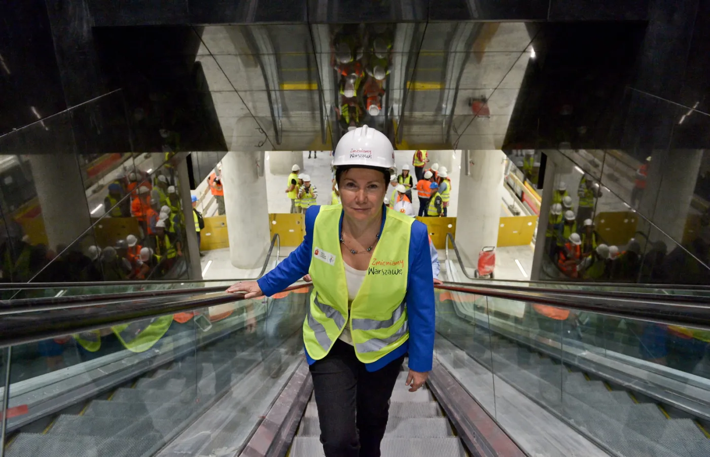 Gronkiewicz-Waltz w kasku chwali się drugą linią metra. ZDJĘCIA z budowy