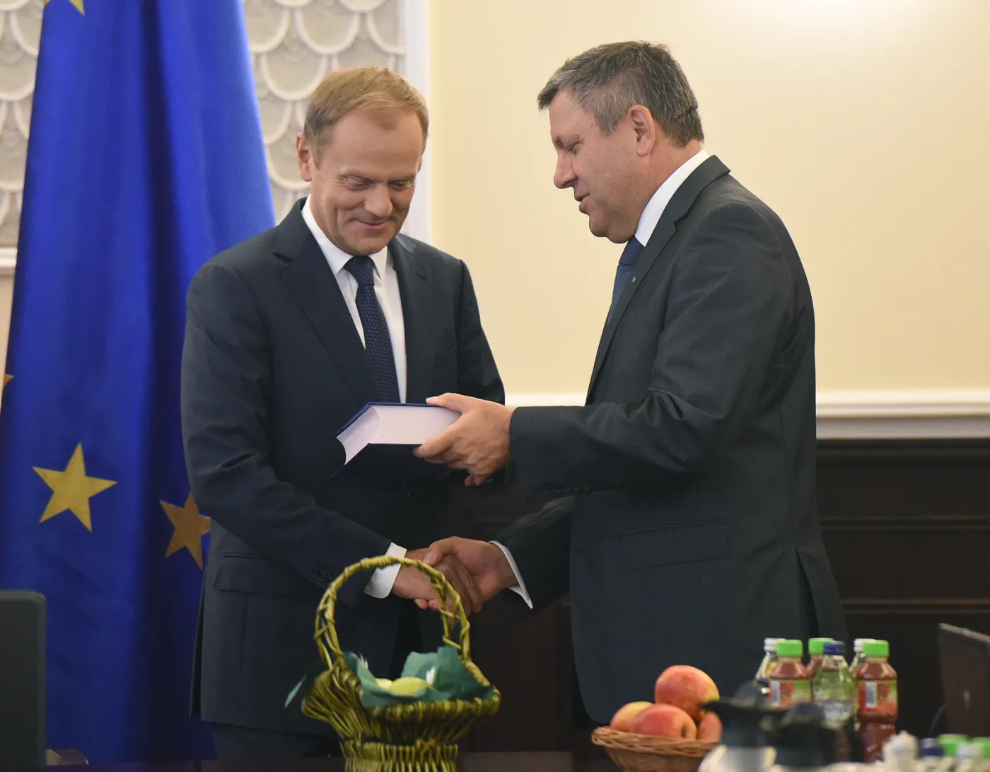 To ostatnie takie posiedzenie rządu. Donald Tusk z prezentami na pożegnanie