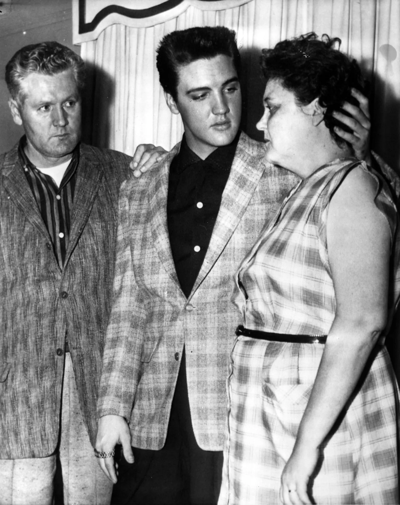 6339375-elvis-presley-z-matka-gladys-i.jpg