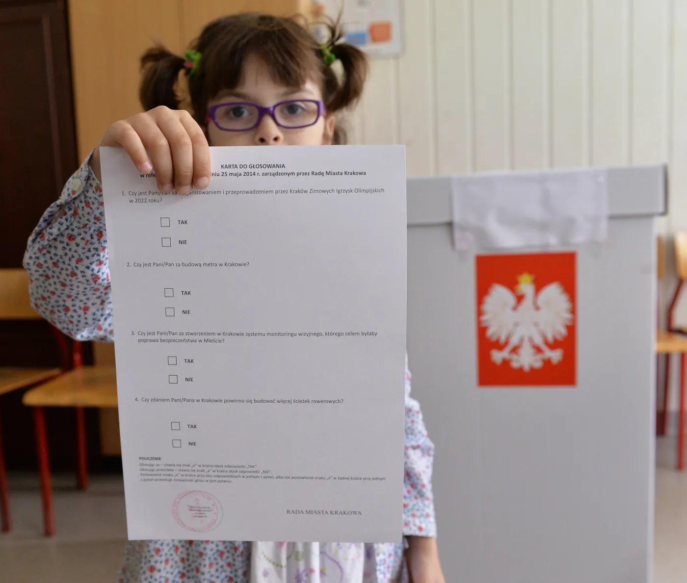Karta do głosowania w Obwodowej Komisji ds. Referendum nr 47. Mieszkańcy Krakowa uczestniczą 25 bm. w lokalnym referendum, w którym wypowiadają się czy chcą organizacji Zimowych Igrzysk Olimpijskich w Krakowie w 2022 roku