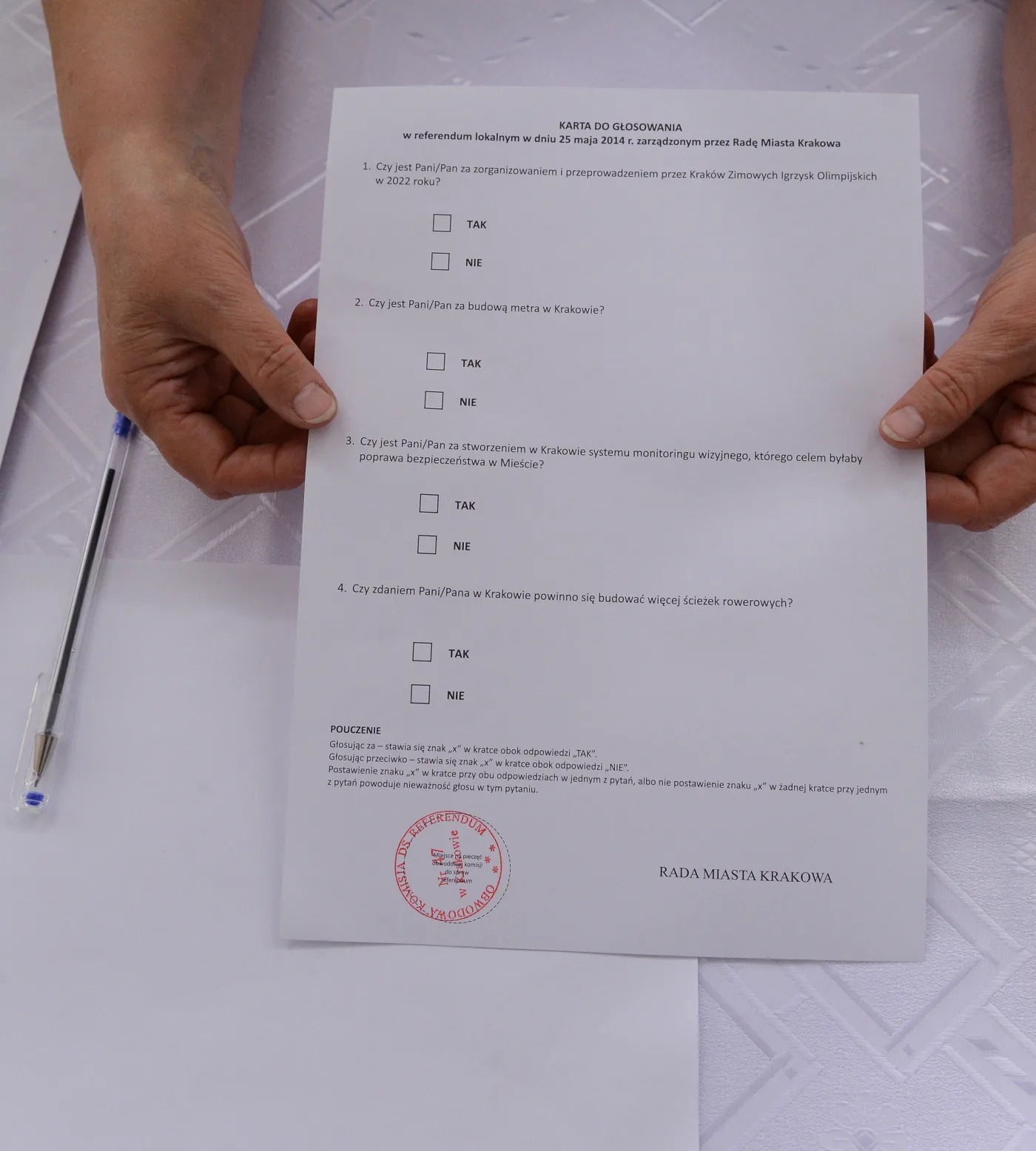 Karta do głosowania w Obwodowej Komisji ds. Referendum nr 47. Mieszkańcy Krakowa uczestniczą 25 bm. w lokalnym referendum, w którym wypowiadają się czy chcą organizacji Zimowych Igrzysk Olimpijskich w Krakowie