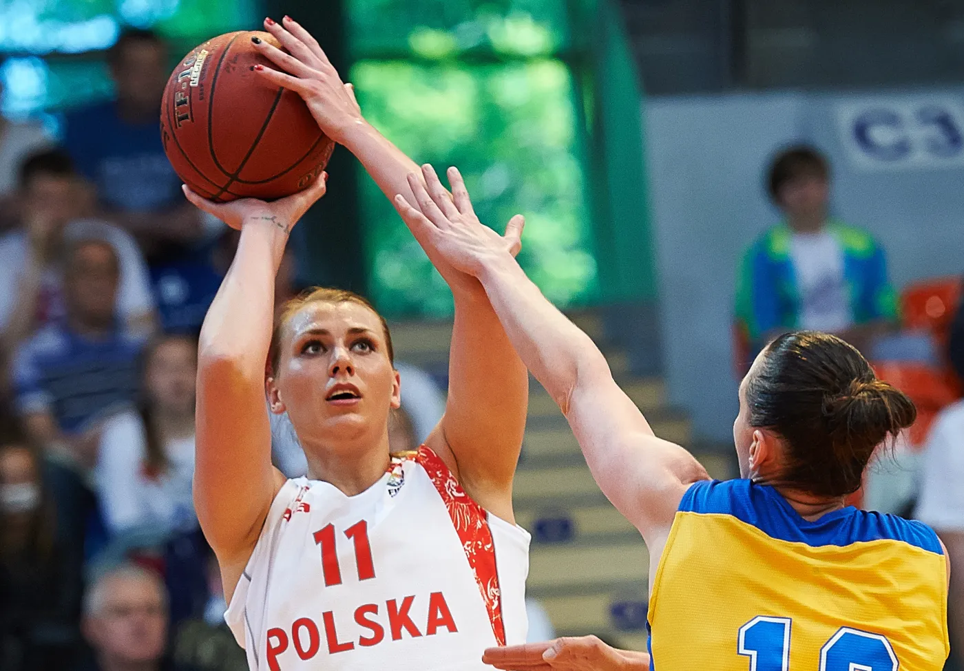 Zawodniczka reprezentacji Polski Marta Jujka (L) blokowana przez Szwedkę Anne Barthold (P)