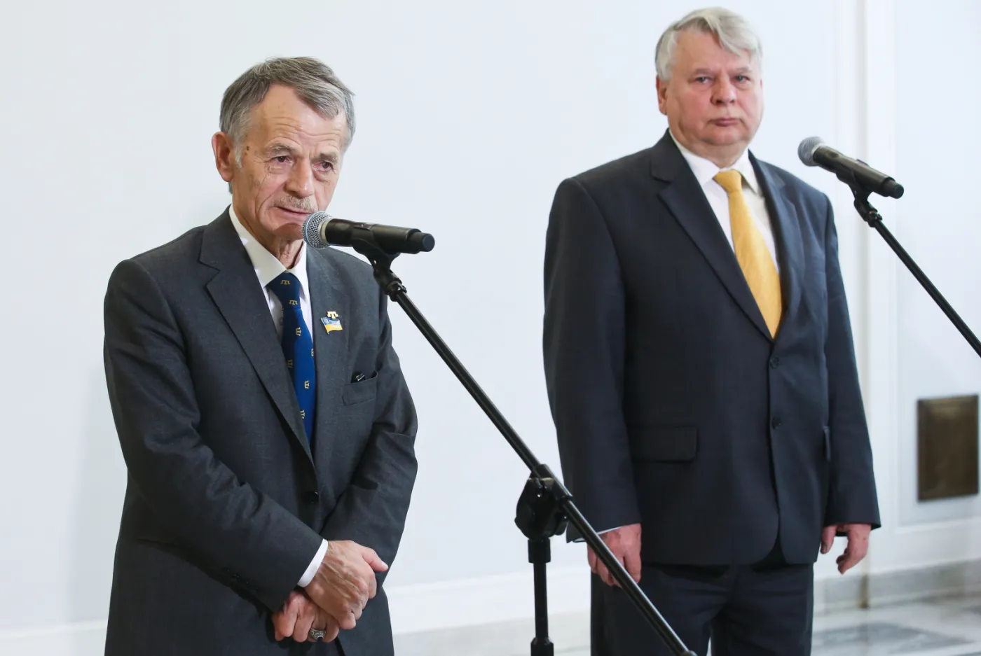 Marszałek Bogdan Borusewicz oraz lider Tatarów Krymskich Mustafa Dżemilew w czasie konferencji prasowej w Senacie