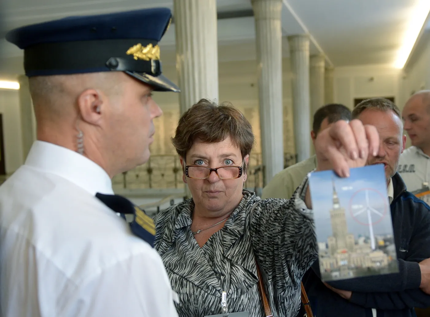 Przedstawiciele protestujących przeciwników elektrowni wiatrowych w holu sejmowym