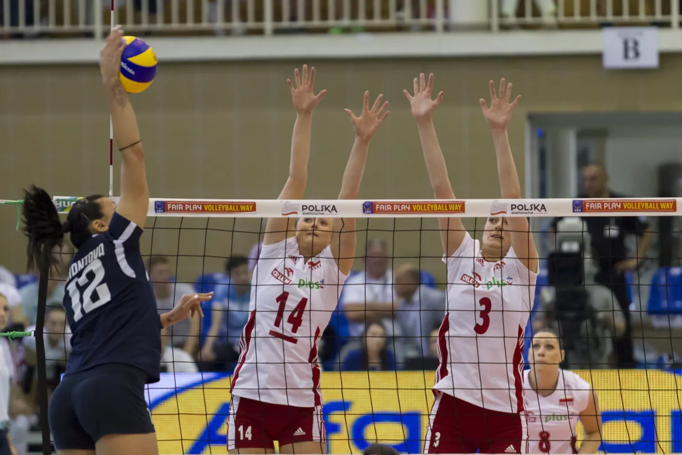 Polki Joanna Wołosz i Katarzyna Połeć blokują po ataku Evangelii Chantavej z Grecji podczas meczu Ligi Europejskiej siatkarek w Miliczu