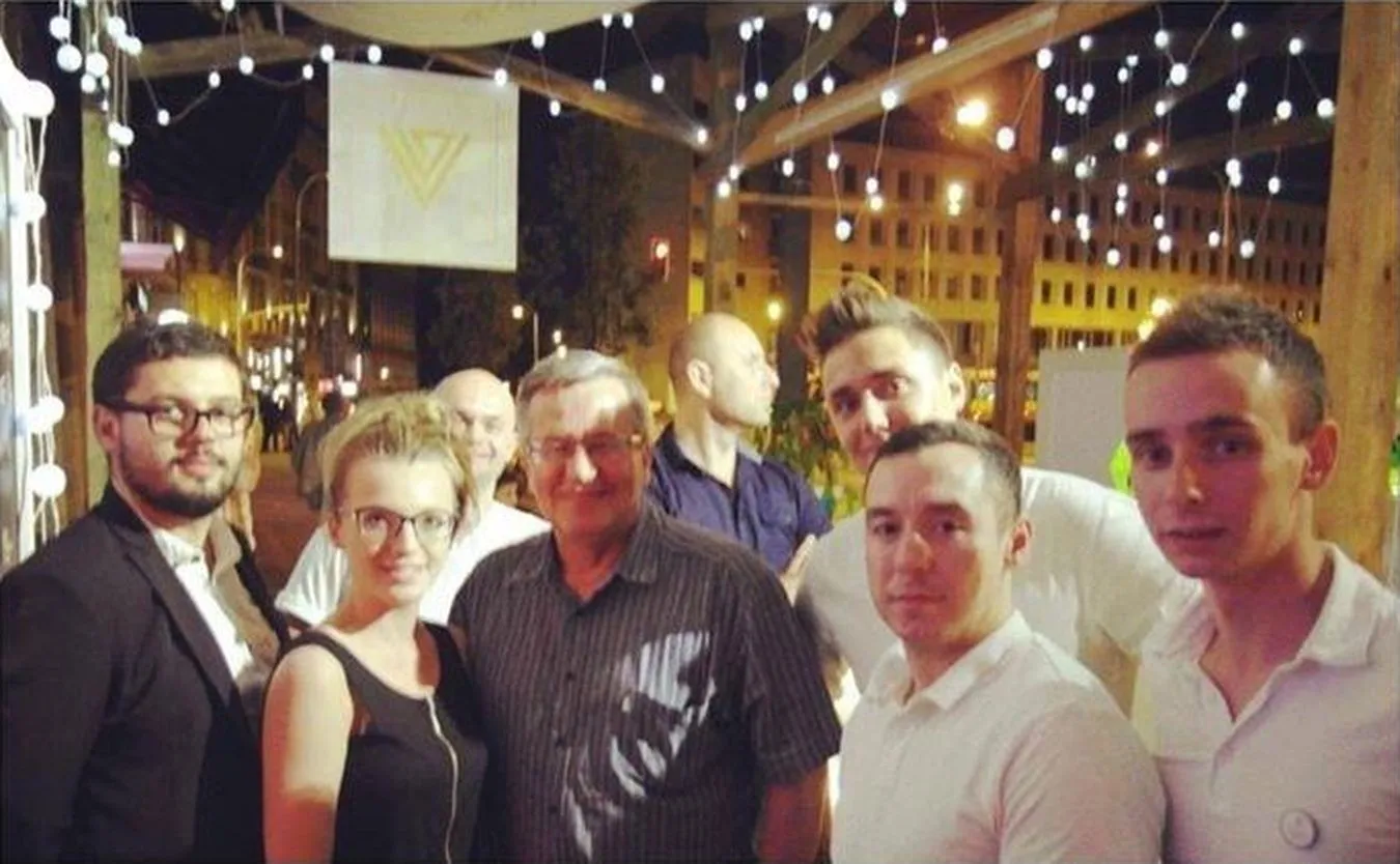 Prezydent z drinkiem na placu Trzech Krzyży. Swobodny i wyluzowany