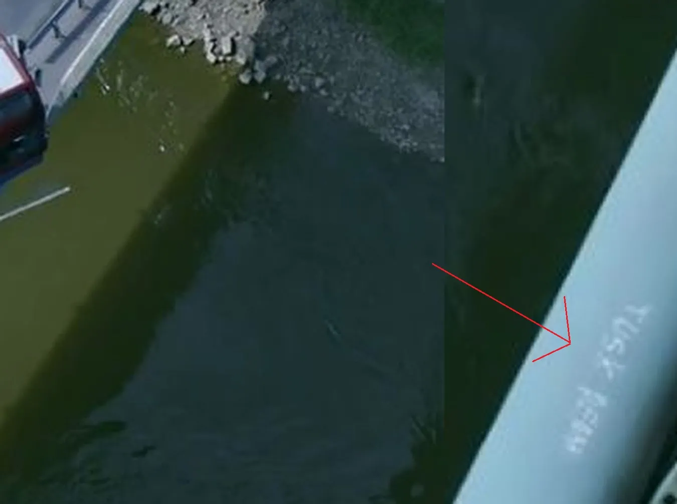 Kadr z filmu z wulgarnym napisem na temat premiera Tuska