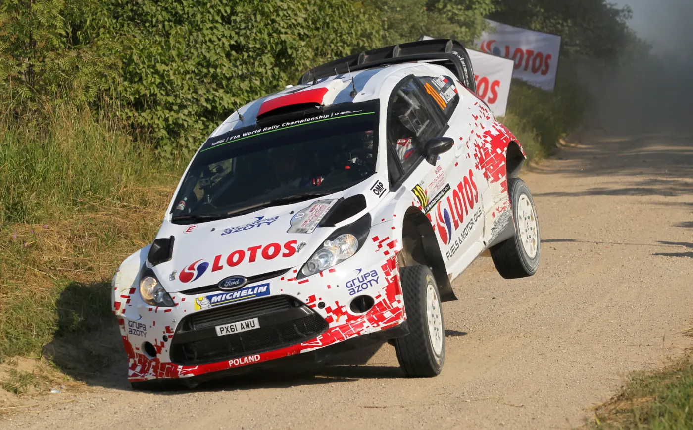 W akcji Robert Kubica z pilotem Maciejm Szczepaniakiem (Ford Fiesta RS WRC) na trasie 11. odcinka specjalnego OS "Chmielewo" w okolicach Mikołajek