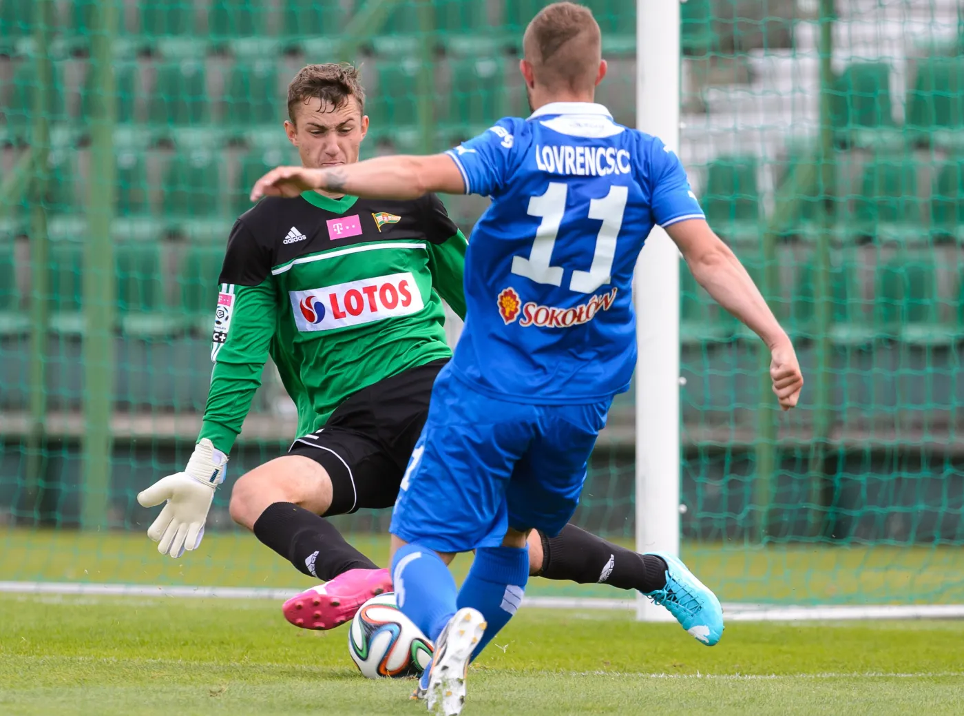 Damian Podleśny (L) z Lechii broni strzał Gero Lovrencsicsa (P) z Lecha podczas meczu sparingowego drużyn przygotowujących się do nowego sezonu T-Mobile Ekstraklasy, KKS Lech Poznań i Lechii Gdańsk
