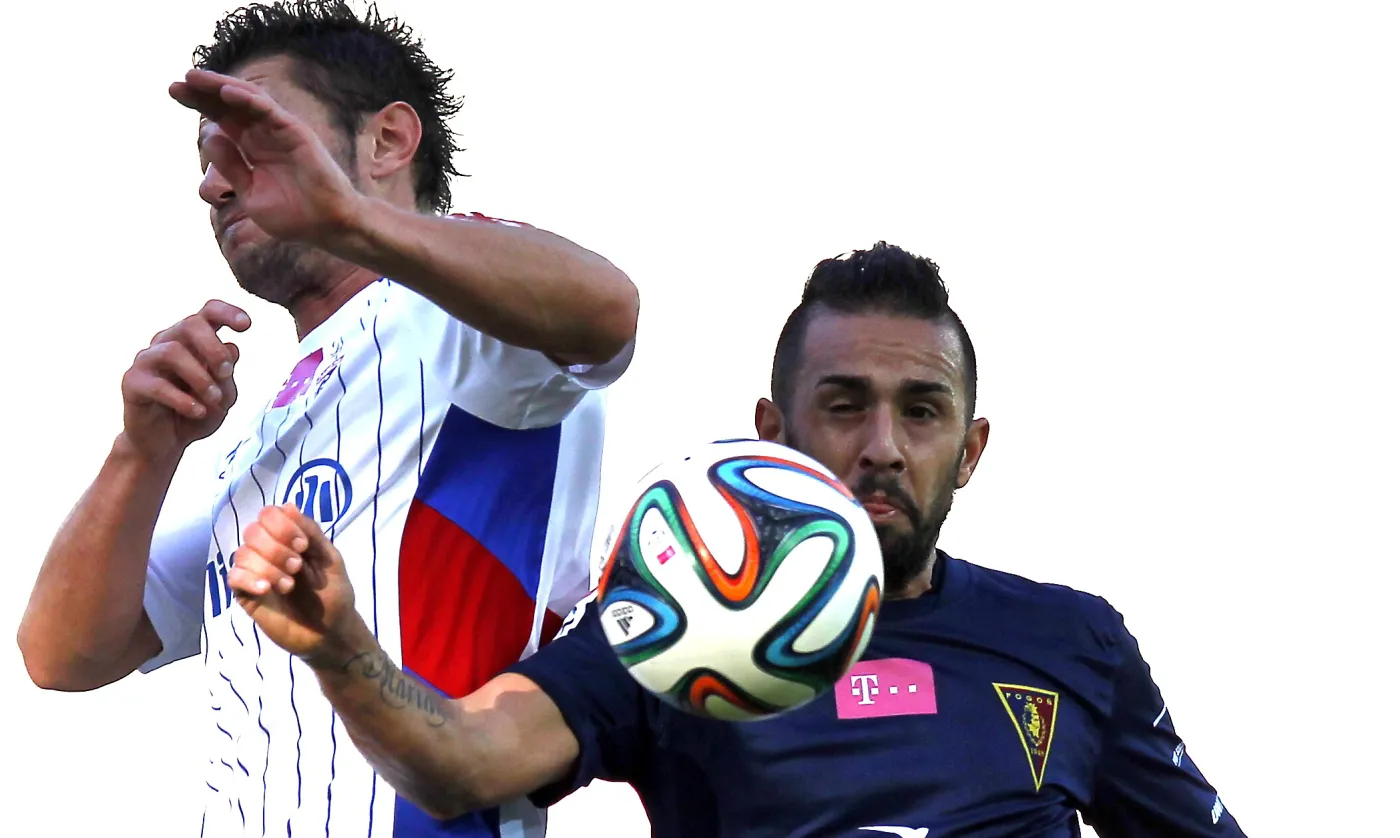 Zawodnik Górnika Zabrze Łukasz Madej (L) walczy o piłkę z Ricardo Nunesem (P) z Pogoni Szczecin podczas meczu polskiej Ekstraklasy