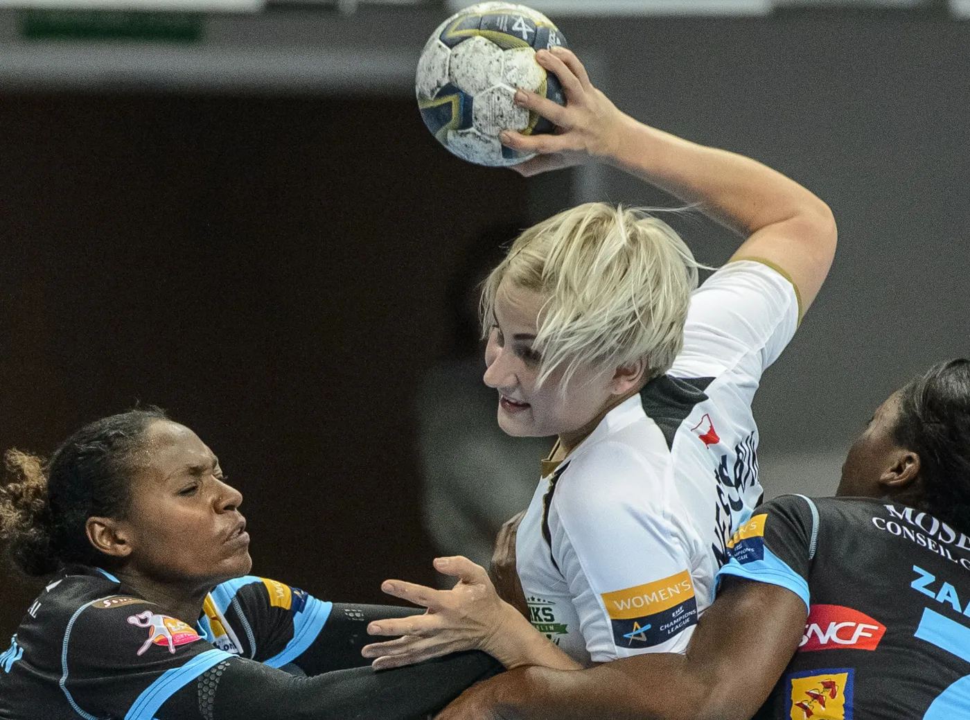 Zawodniczka MKS Selgros Lublin Walentina Nestsiaruk (C) blokowana przez Paule Baudouin (L) i Grace Zaadi Deunę (P) z Metz Handball podczas meczu grupy D Ligi Mistrzyń piłkarek ręcznych