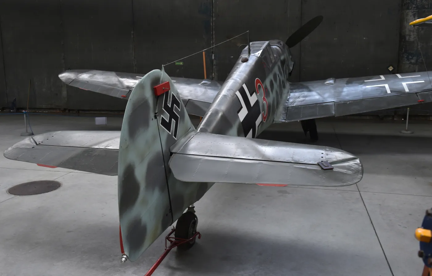 7017851-messerschmitt-bf-109g-6-w-muzeum.jpg