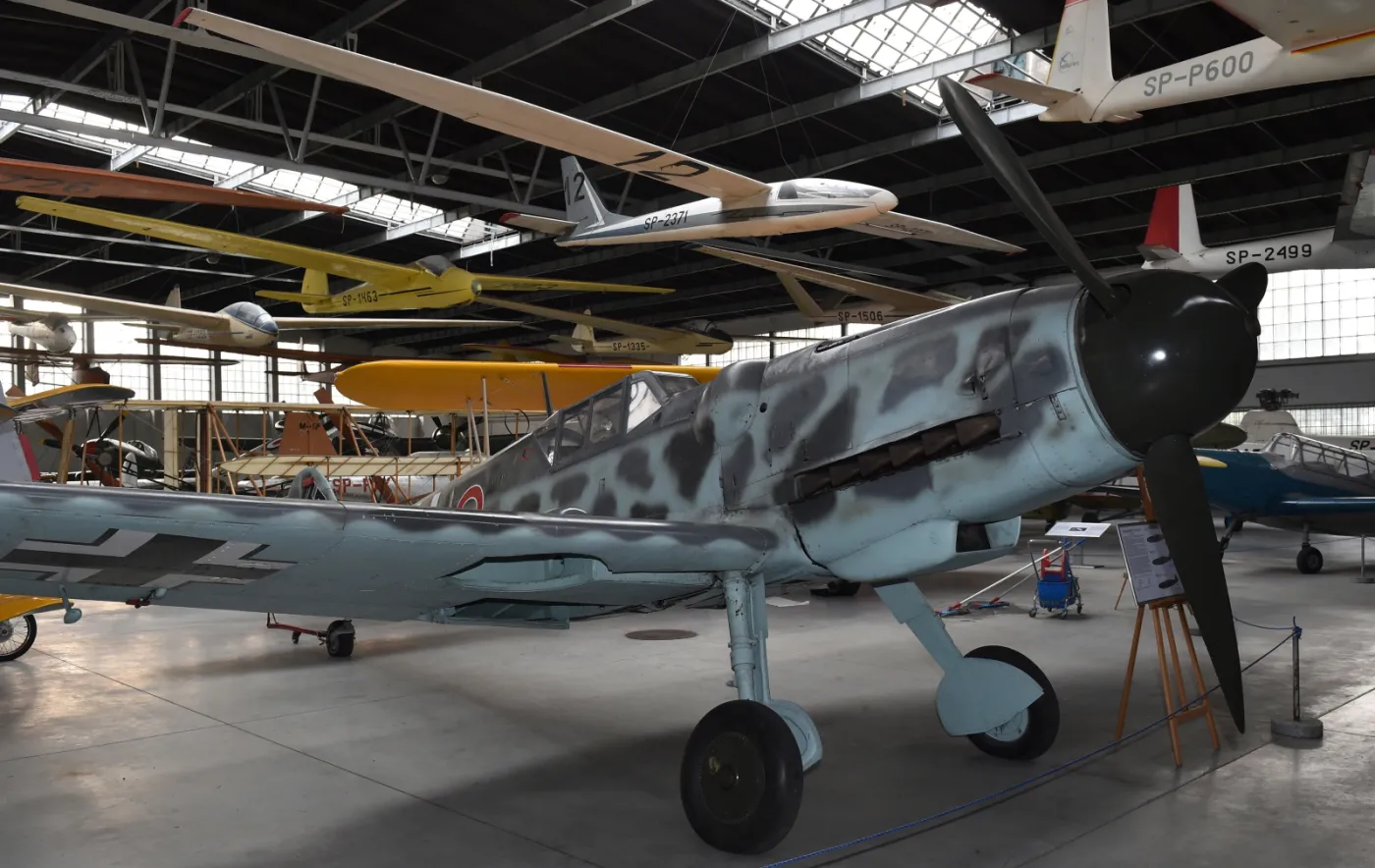 7017935-messerschmitt-bf-109g-6-w-muzeum.jpg