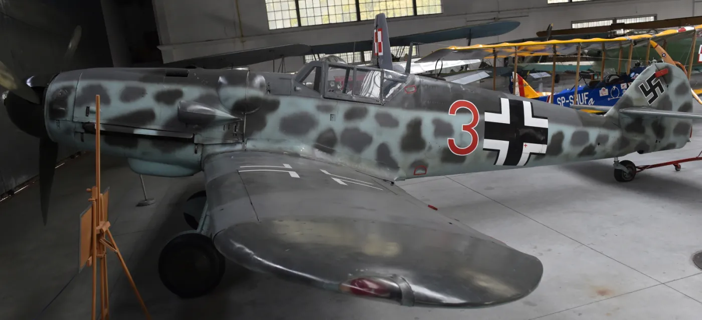 7017964-messerschmitt-bf-109g-6-w-muzeum.jpg