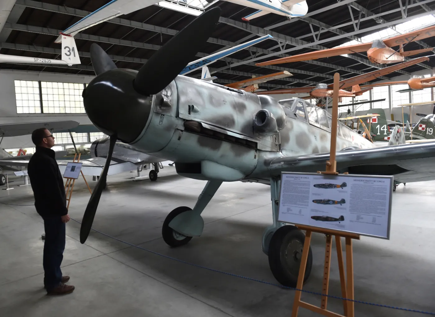 7017993-messerschmitt-bf-109g-6-w-muzeum.jpg