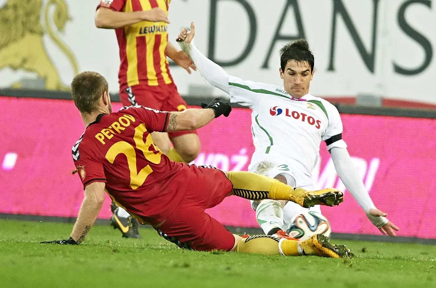 W akcji do piłki Nikola Lekovic (P) z miejscowej Lechii i Kyrylo Petrov (L) z Korony Kielce w meczu T-Mobile Ekstraklasy