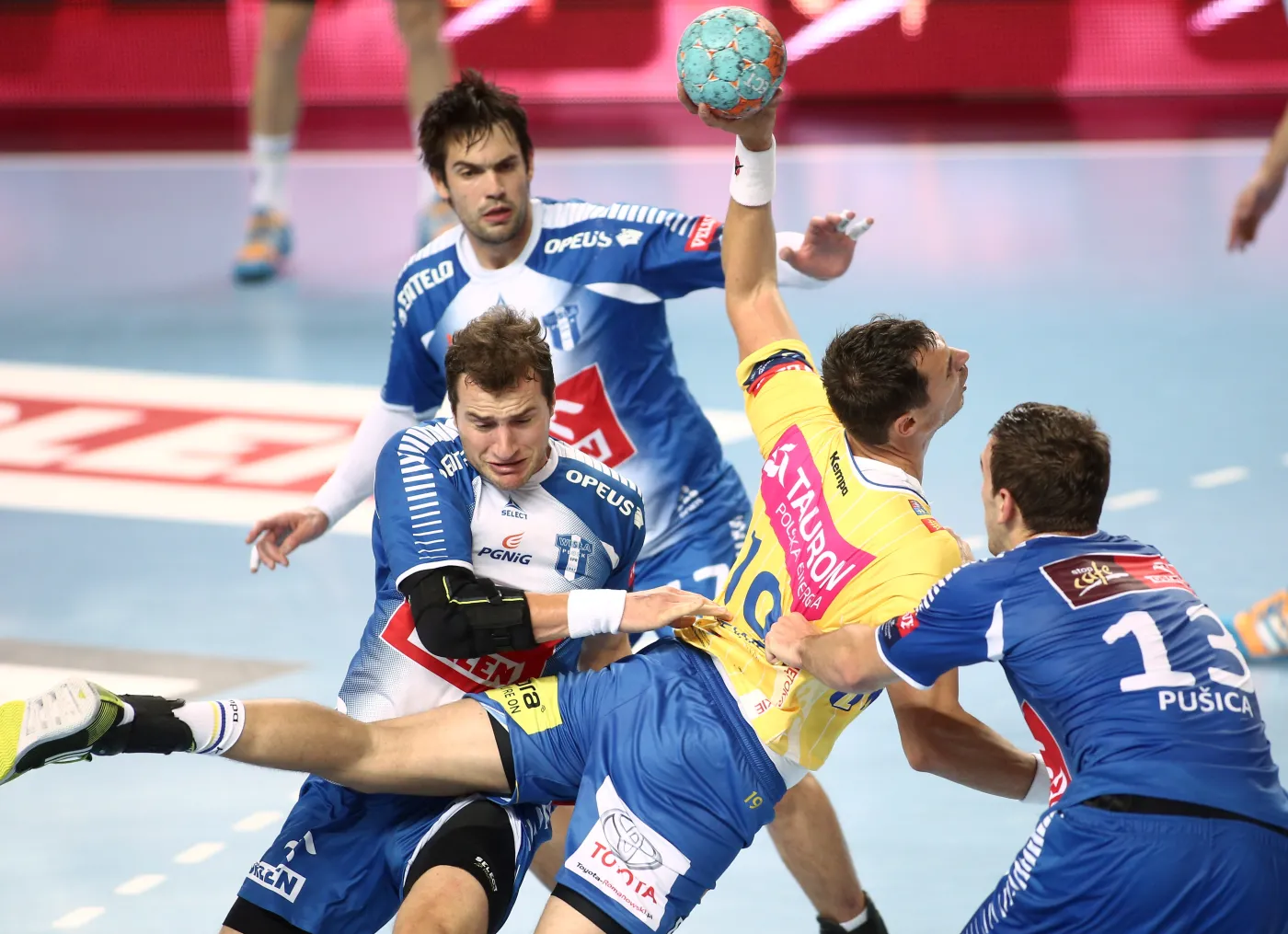 Atakujący Krzysztof Lijewski (C) z Vive Tauron Kielce blokoway przez Mariusza Jurkiewicza (L) i Milijana Puśica (P) z miejscowej Orlen Wisły w meczu ekstraklasy piłkarzy ręcznych rozegranym w Płocku