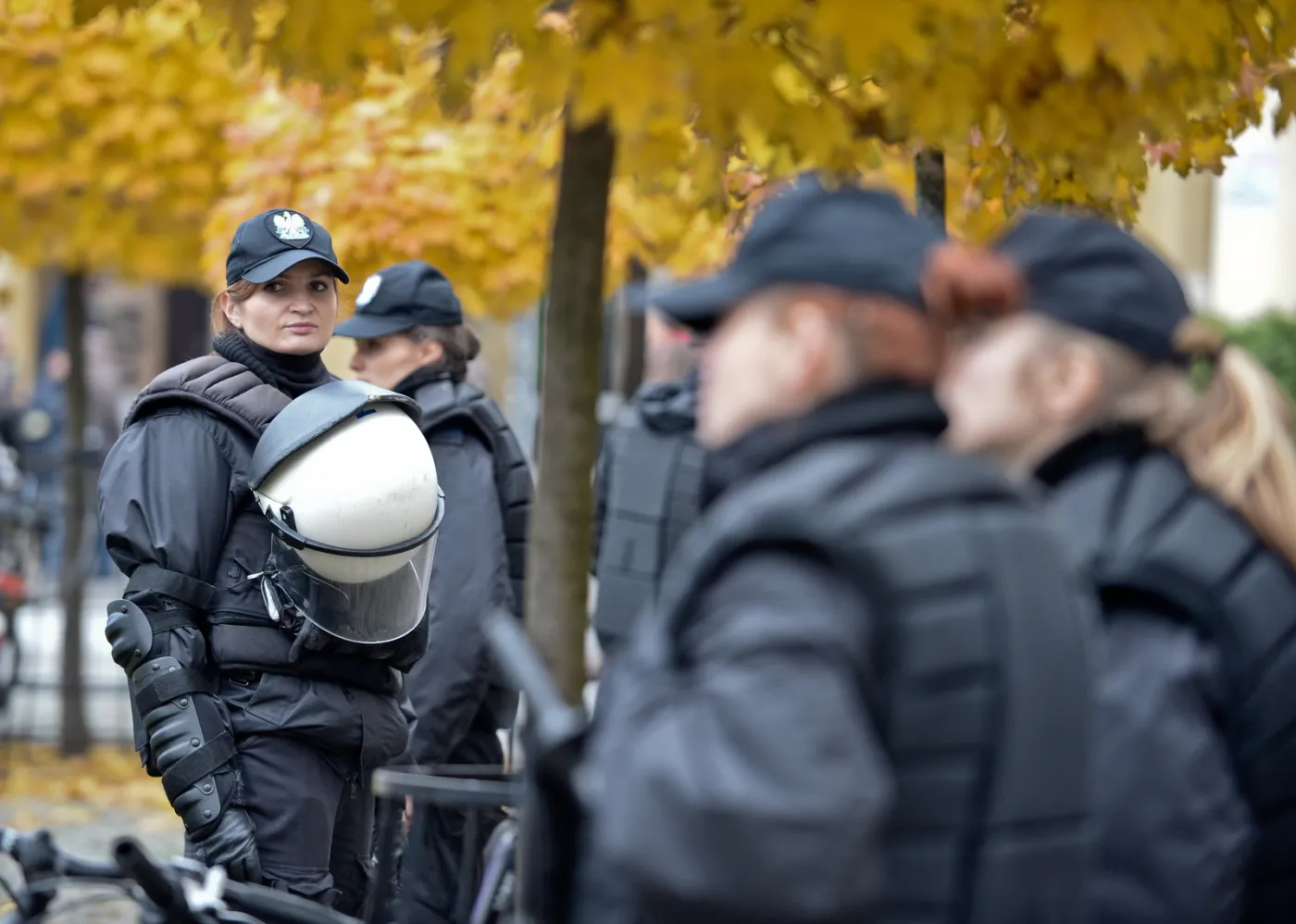 Policja i obrońcy tęczy na Placu Zbawiciela w Warszawie