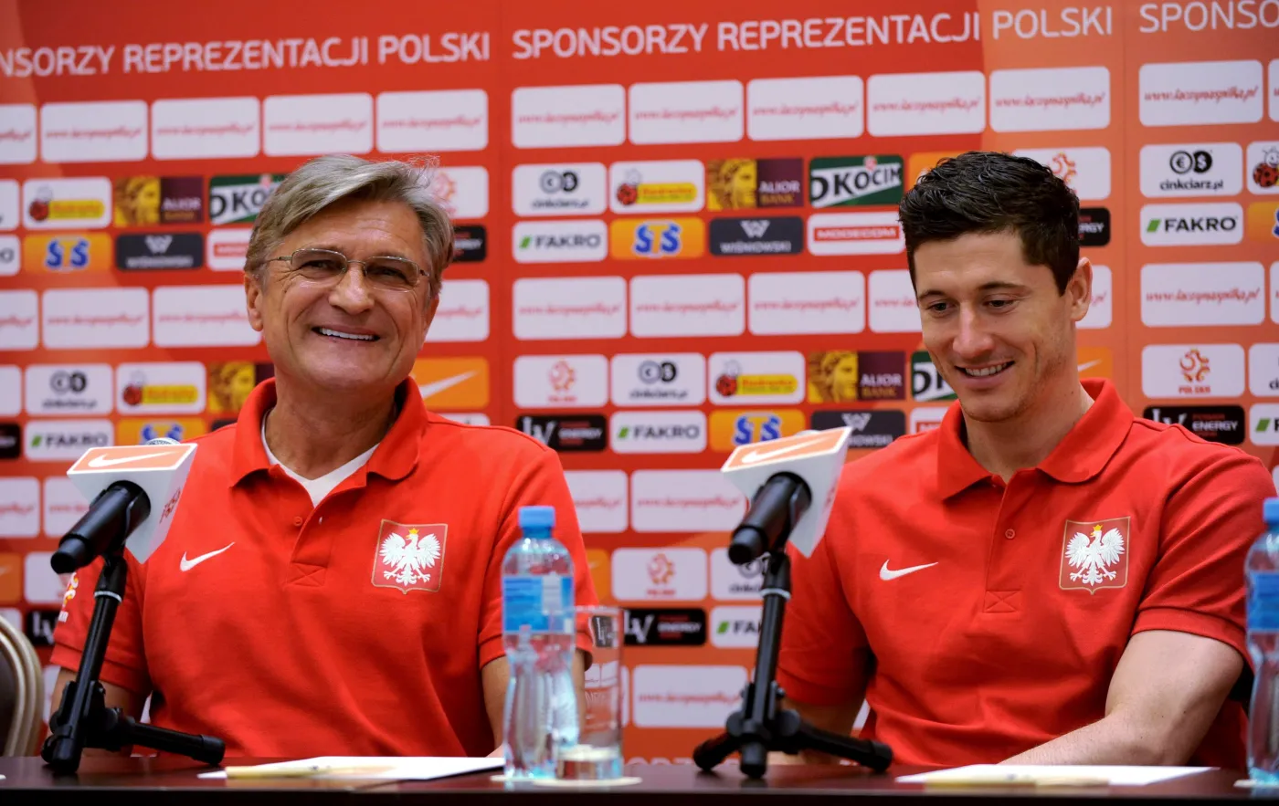 Trener reprezentacji Polski Adam Nawałka (L) i piłkarz Robert Lewandowski (P) podczas konferencji prasowej w Warszawie