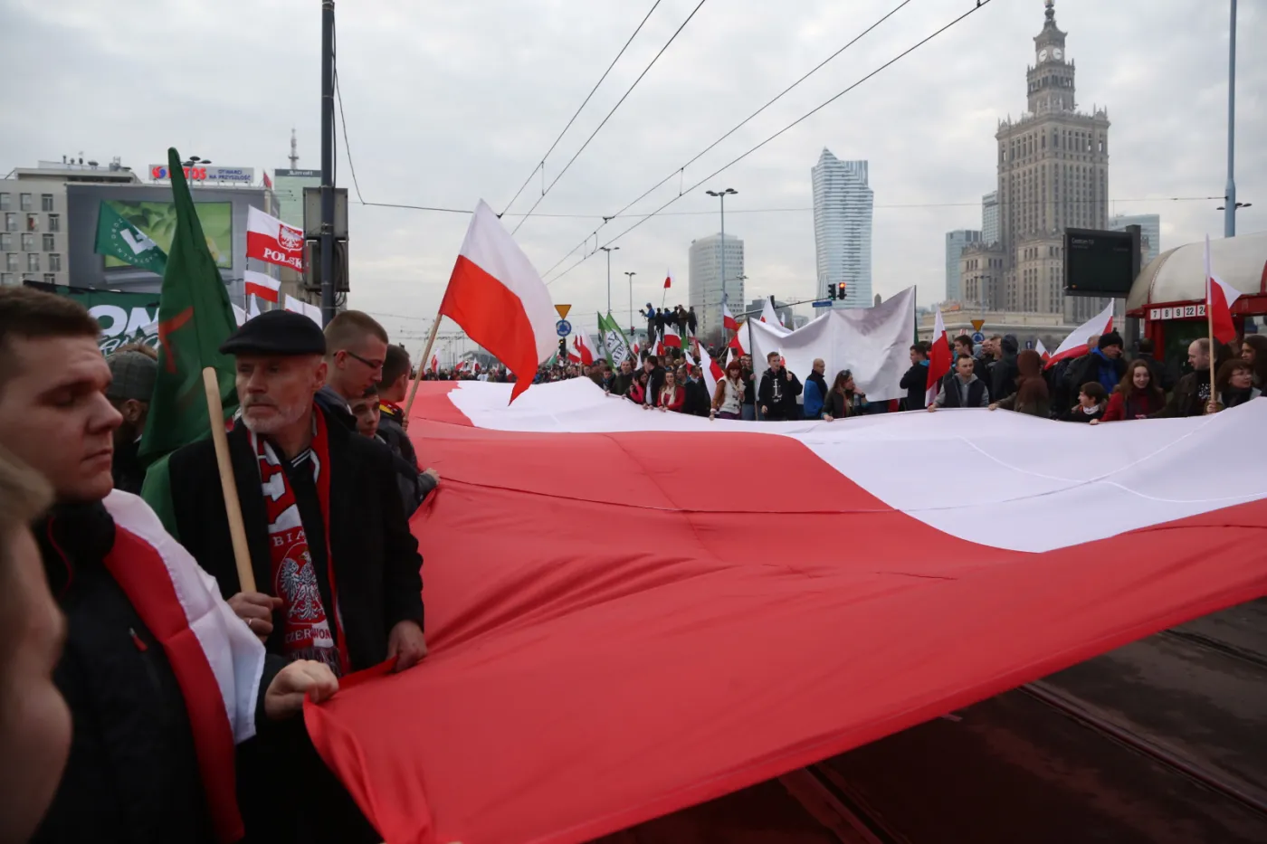7048801-marsz-niepodleglosci-na-ulicach.jpg