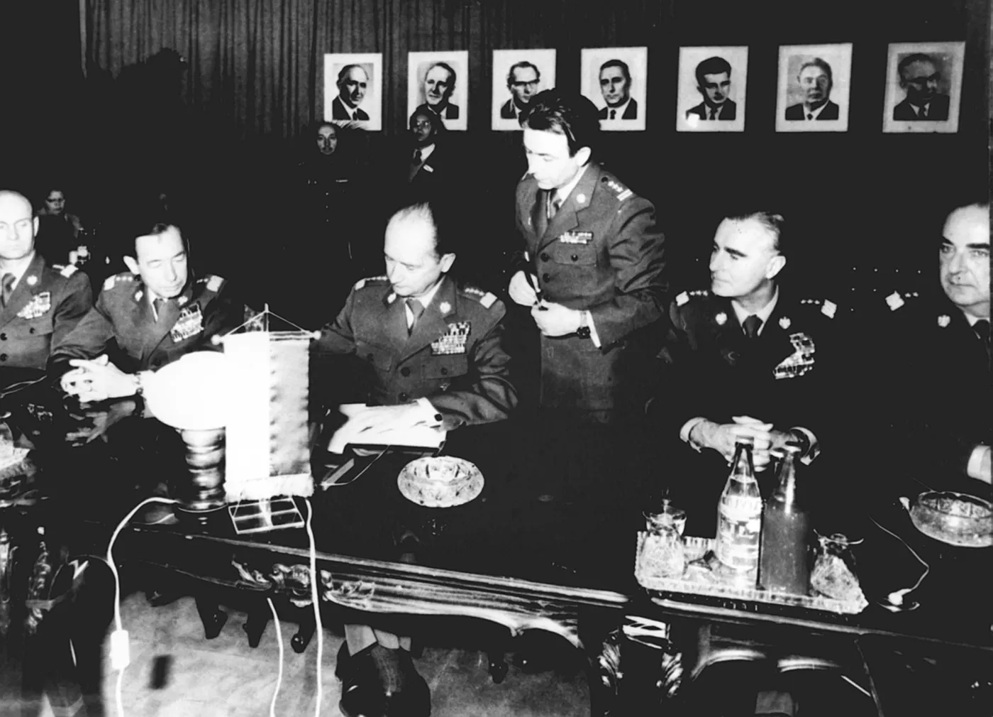 Płk Ryszard Kukliński (stoi nad gen. Jaruzelskim)