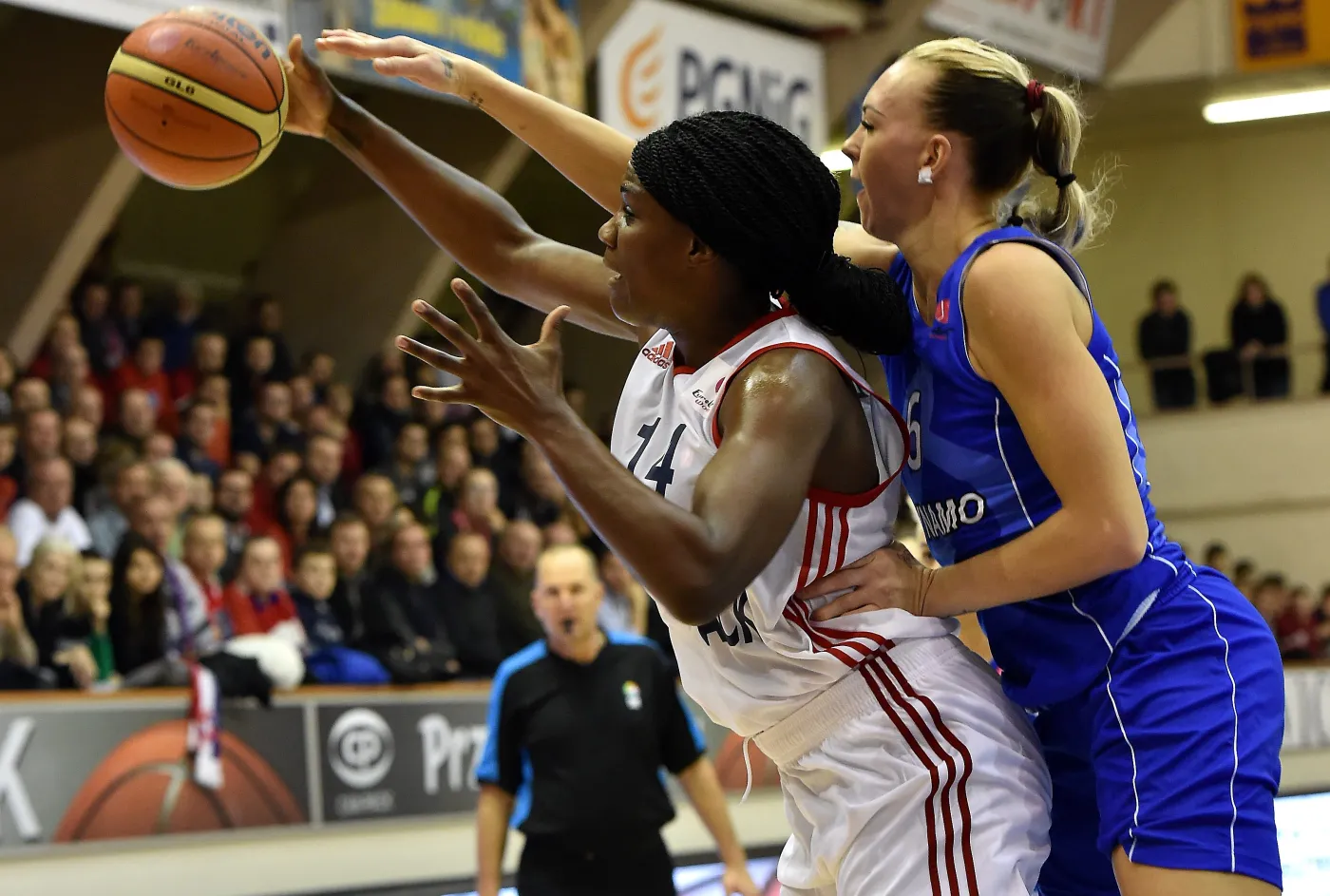 Koszykarka Wisły Can-Pack Kraków Jantel Lavender (L) blokowana przez Irinę Osipową (P) z Dynama Kursk podczas meczu Euroligi