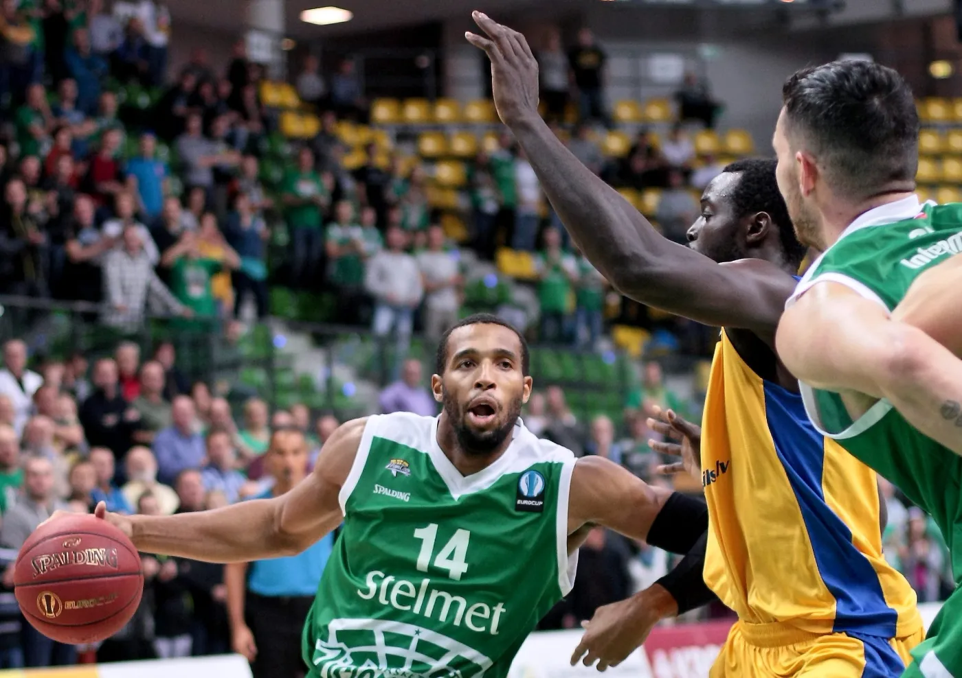 Koszykarz Stelmetu Zielona Góra Quinton Hosley (L) blokowany przez Harvey'a Granta (C) z BK Ventspils podczas meczu Pucharu Europy