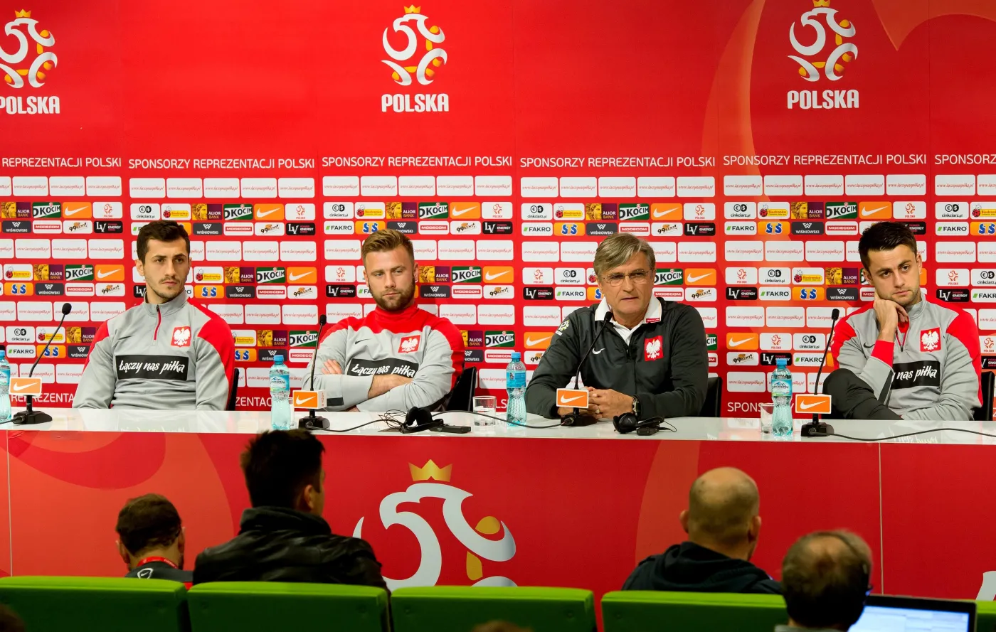 Trener piłkarskiej reprezentacji Polski Adam Nawałka (2,P) wraz z bramkarzami Łukaszem Fabiańskim (P) i Arturem Borucem (2,L) oraz pomocnikiem Tomaszem Jodłowcem (L) podczas konferencji prasowej we Wrocławiu