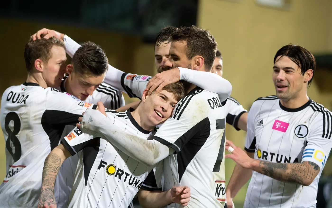 Piłkarze Legii Warszawa cieszą się z gola Jakuba Koseckiego (C) podczas meczu piłkarskiej Ekstraklasy z PGE GKS Bełchatów