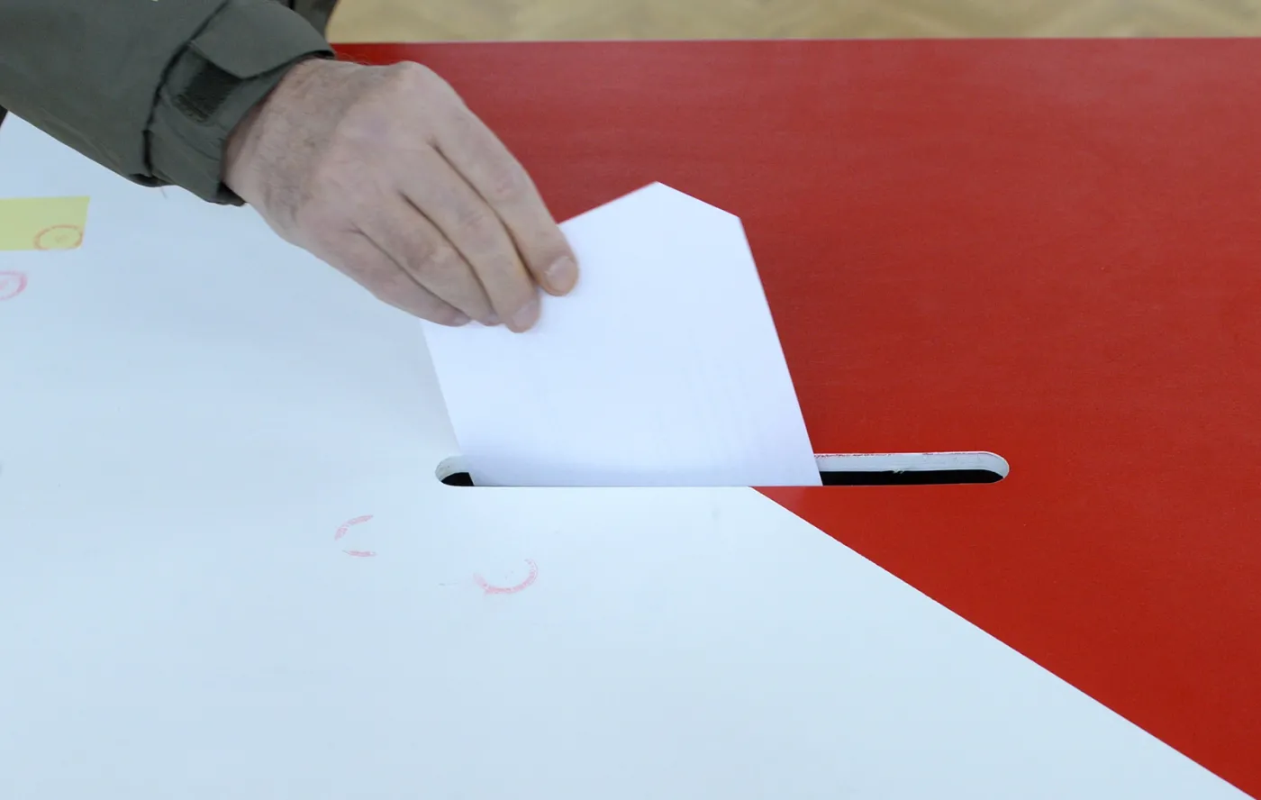 Głosowanie w obwodowej komisji wyborczej nr 572 w Watszawie