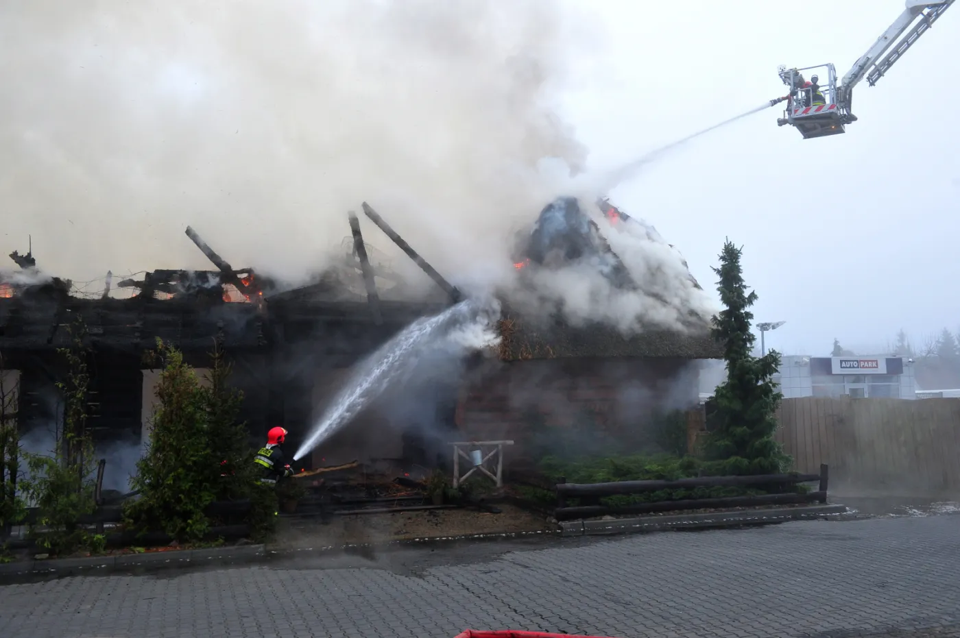 Strażacy gaszą szczecińską restaurację "Chałupa". Nieopodal stoi stacja benzynowa. ZDJĘCIA