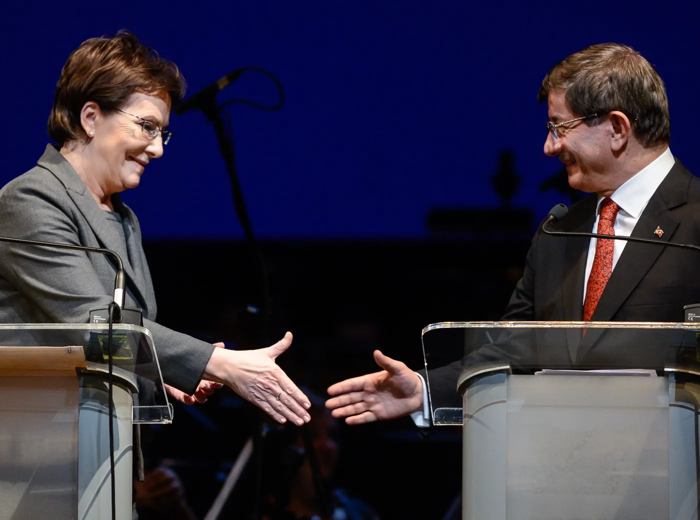 Premier Ewa Kopacz z premierem Turcji Ahmetem Davutoglu podczas galowego wieczoru wieńczącego obchody 600-lecia nawiązania stosunków dyplomatycznych pomiędzy Polską a Turcją