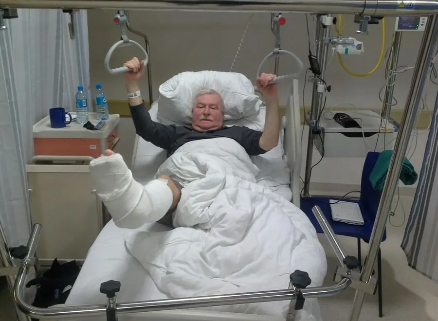 Lech Wałęsa na szpitalnym łóżku (Fot. www.wykop.pl/ludzie/lechwalesa/)