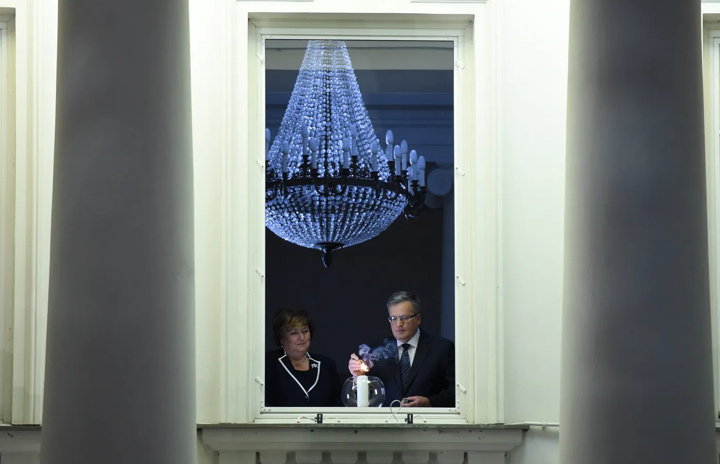 Para prezydencka zapaliła świecę w oknie. Apeluje do Polaków o światełko