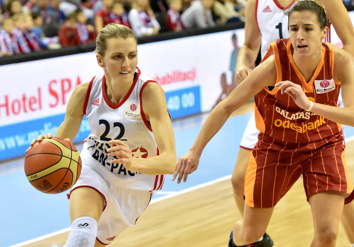 Koszykarka Wisły Can-Pack Kraków Alexandria Quigley (L) mija Queralt Casas (P) z Galatasaray Stambuł podczas meczu Euroligi