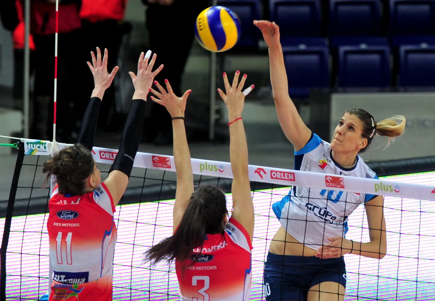 Piłkę zbija atakująca po drugiej stronie siatki Anja Bjelica (P) z Chemika Police, blokują Paulina Głaz (L) i Dominka Nowakowska (C) z Developres SkyRes Rzeszów