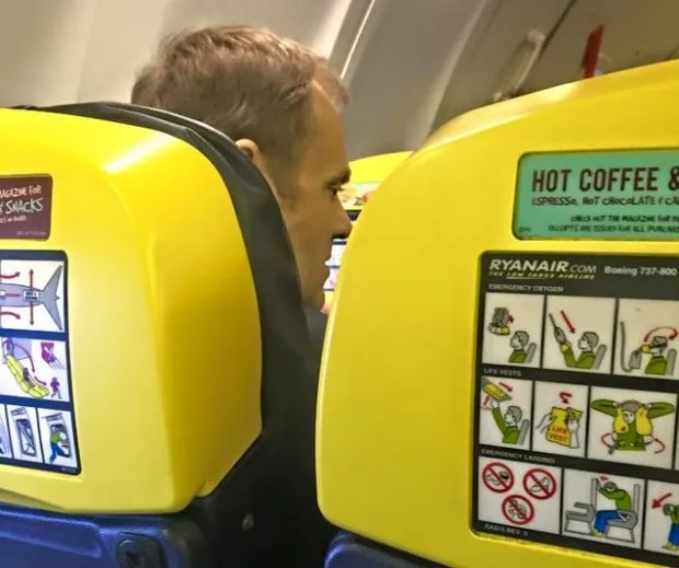 Leciała tanimi liniami, a obok siedział Tusk. ZDJĘCIE wrzuciła do sieci