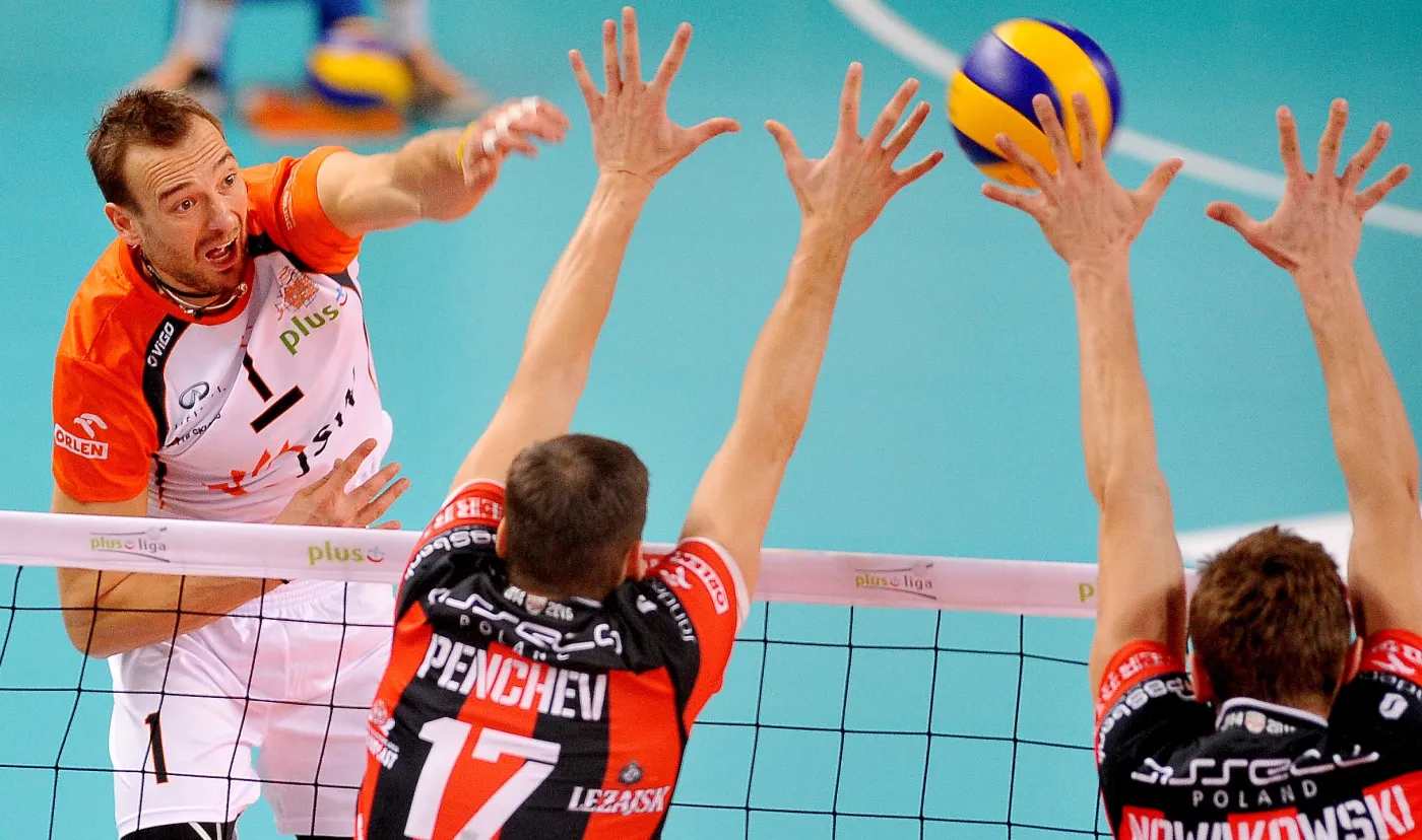 Michał Łasko (L) z Jastrzębskiego Węgla atakuje po bloku Nikolaya Pencheva (C) i Piotra Nowakowskiego (P) z Asseco Resovii Rzeszów