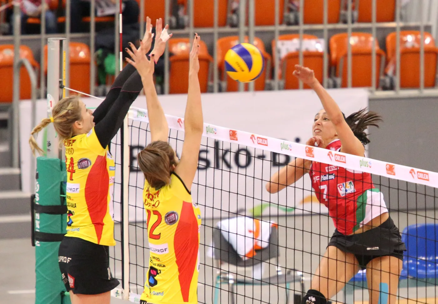 Piłkę zbija atakująca po drugiej stronie siatki Veronik Skorupka (P) z PGNiG Nafta Piła, blokują Heike Beier (L) i Aleksandra Trojan (C) z miejscowego BKS Aluprofu 