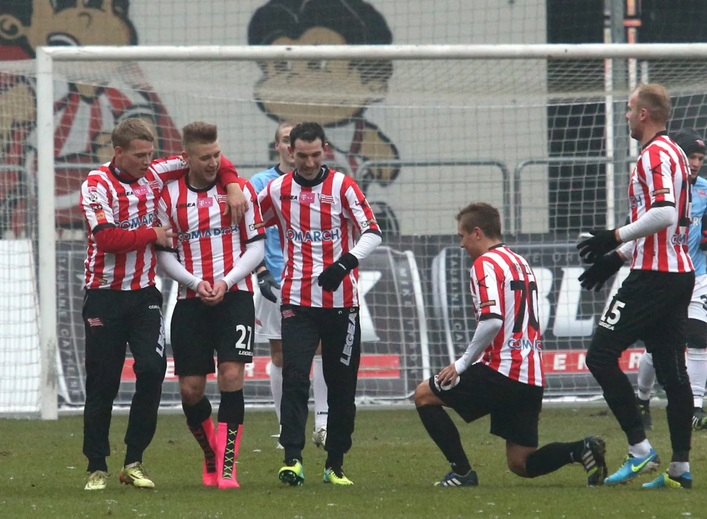 Marcin Budziński (2,L) przyjmuje gratulacje od partnerów z Cracovii po strzeleniu gola drużynie Cracovii II podczas pierwszego noworoczengo treningu "Pasów" w Krakowie