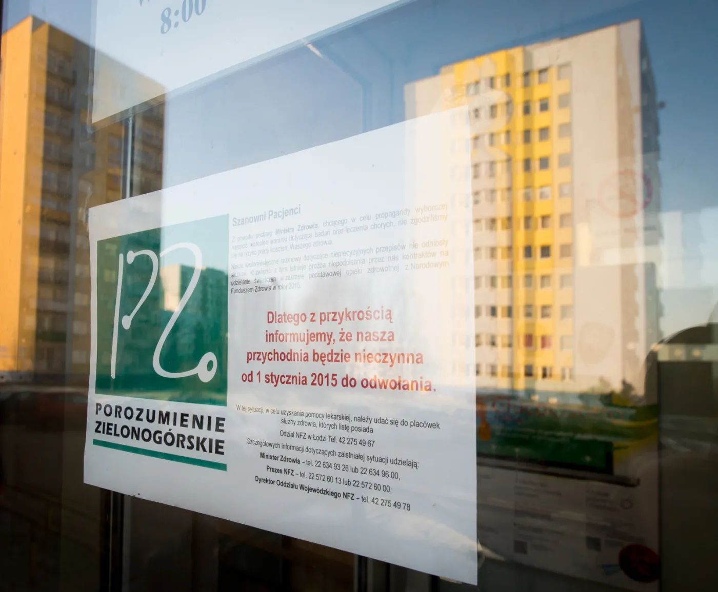 Informacja o zamknięciu placówki od 1 stycznia 2015 roku wywieszona na drzwiach przychodni lekarzy rodzinnych w Łodzi