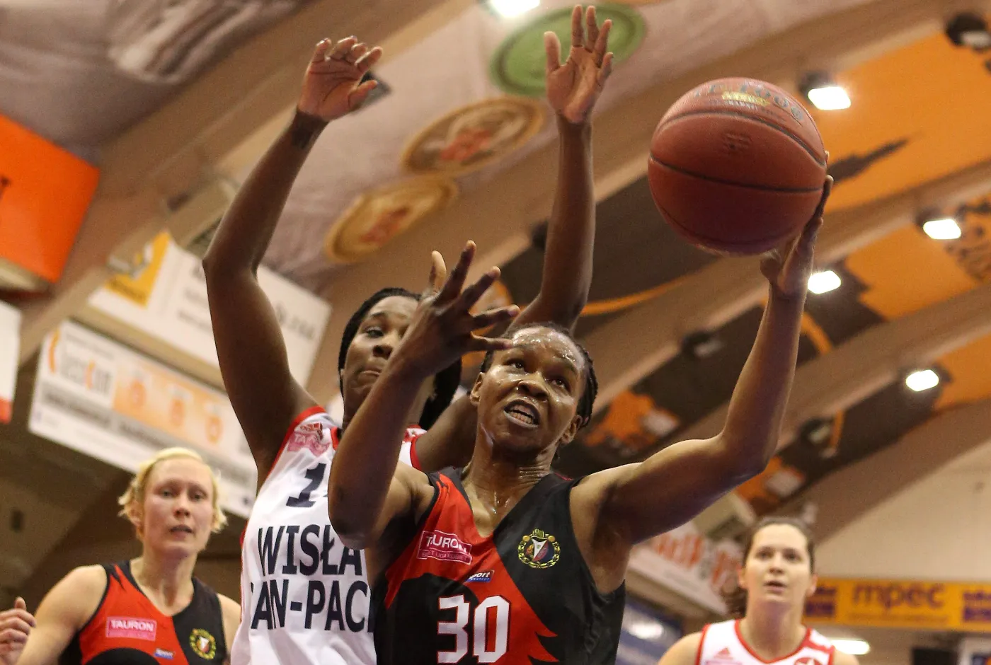 Koszykarka Wisły Can-Pack Kraków Jantel Lavender (L) blokuje Cecilia Okoye (P) z Widzewa Łódź